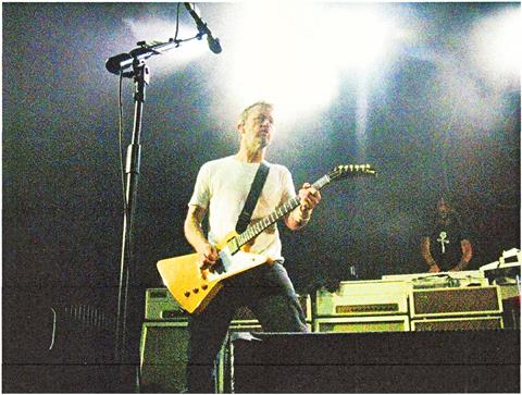 FOO FIGHTERS LIVE