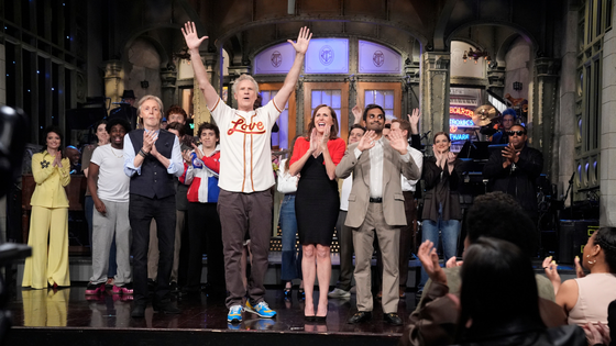 The cast of SNL stands on stage with Will Ferrell at the front.