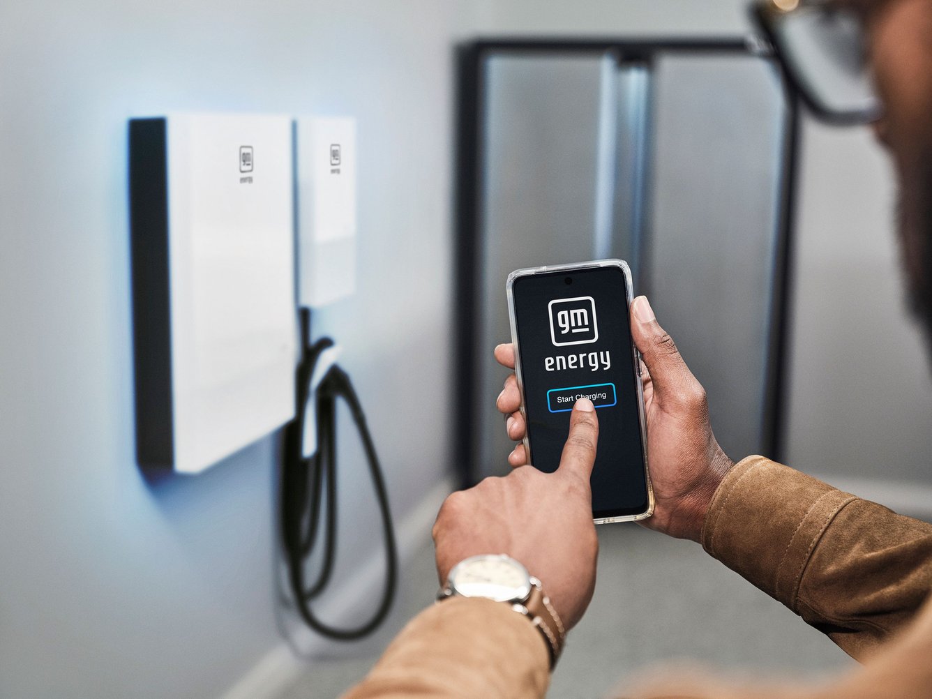 A customer uses GM’s energy software app.