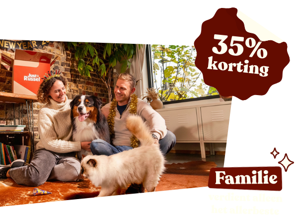 Een koppel zit neer op de grond in hun woonkamer. Hun hond zit tussen hen in, terwijl de kat voor hen wandelt. Tekst: “35% korting."