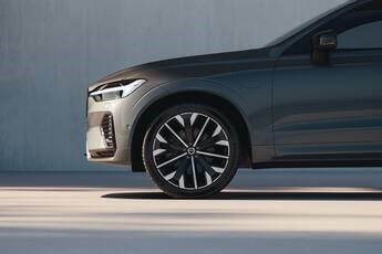 Refreshed Volvo XC60 exterior b-roll