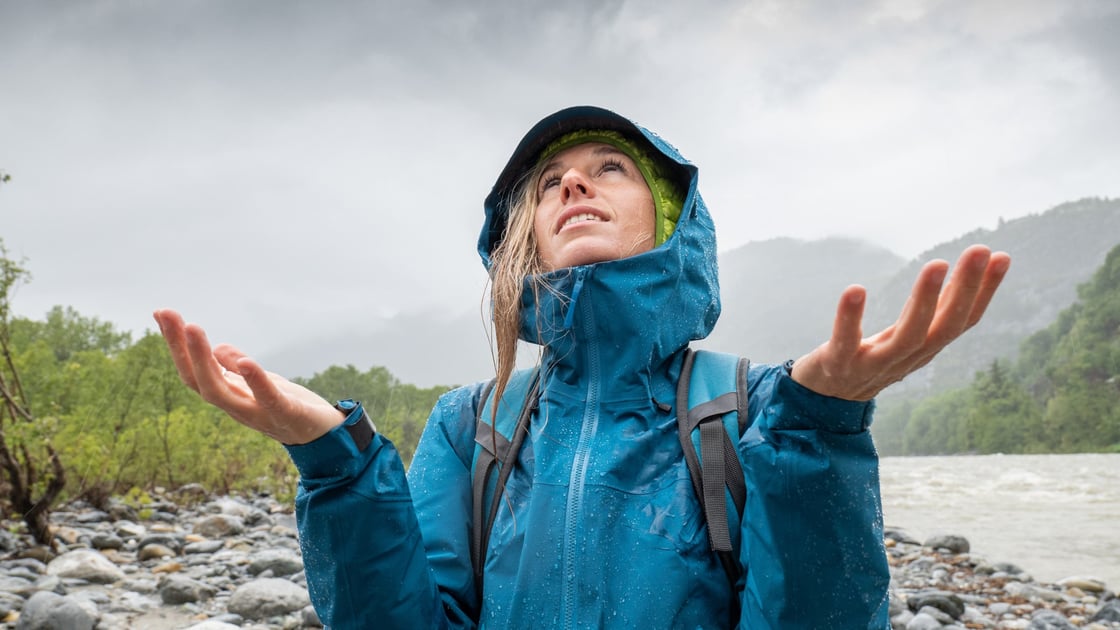 hiker-looking-at-sky