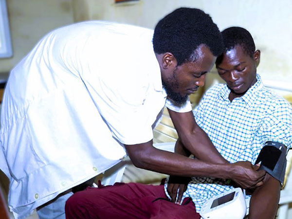 A health worker checks a patient?s blood pressure 