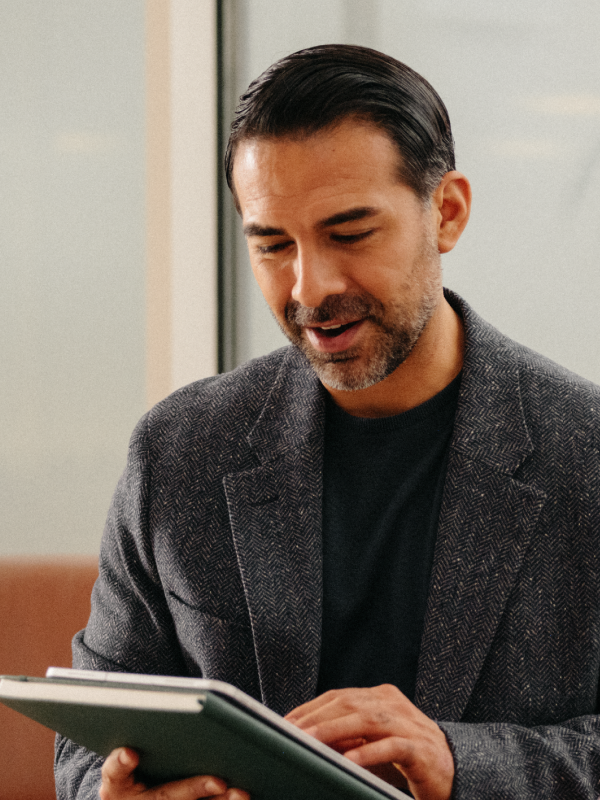 Photo-of-man-focused-on-tablet