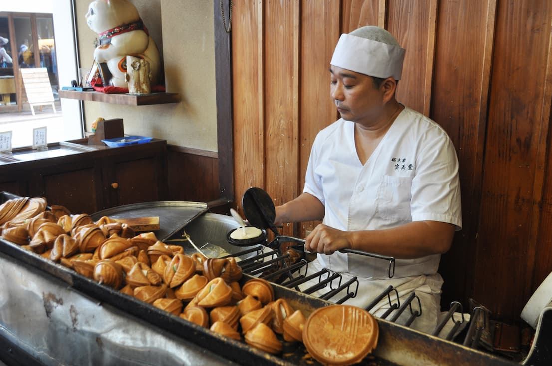 Japanese fortune cookies being made 