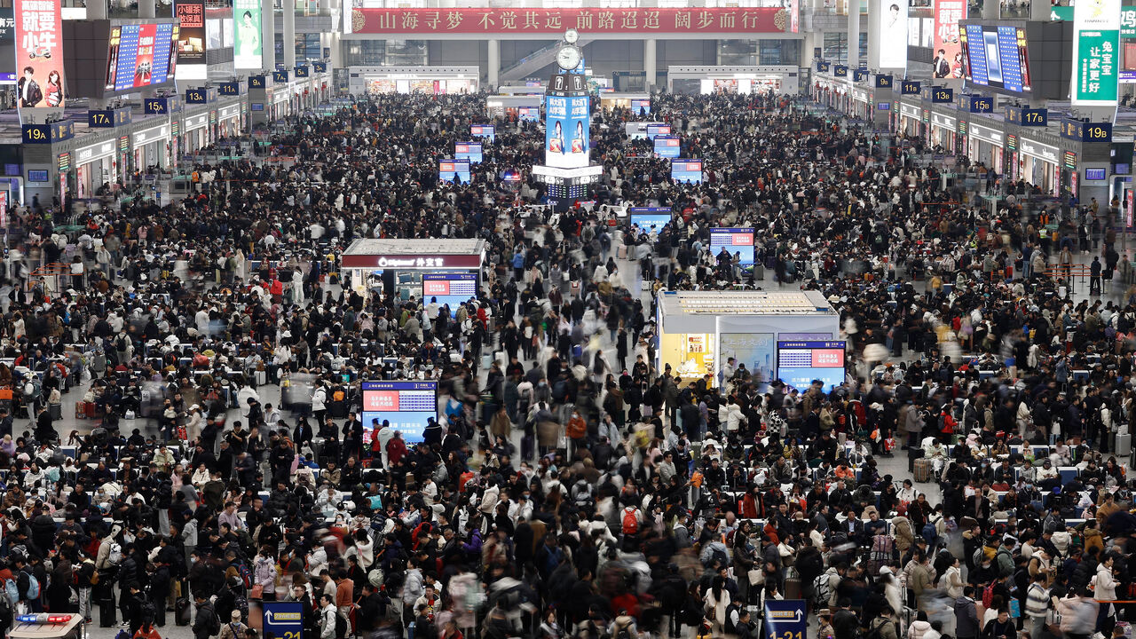 Big crowd of passengers travel at the Shanghai Hongqiao Railway Station.