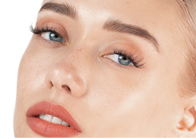 Model wearing Lash Clusters by Moxielash