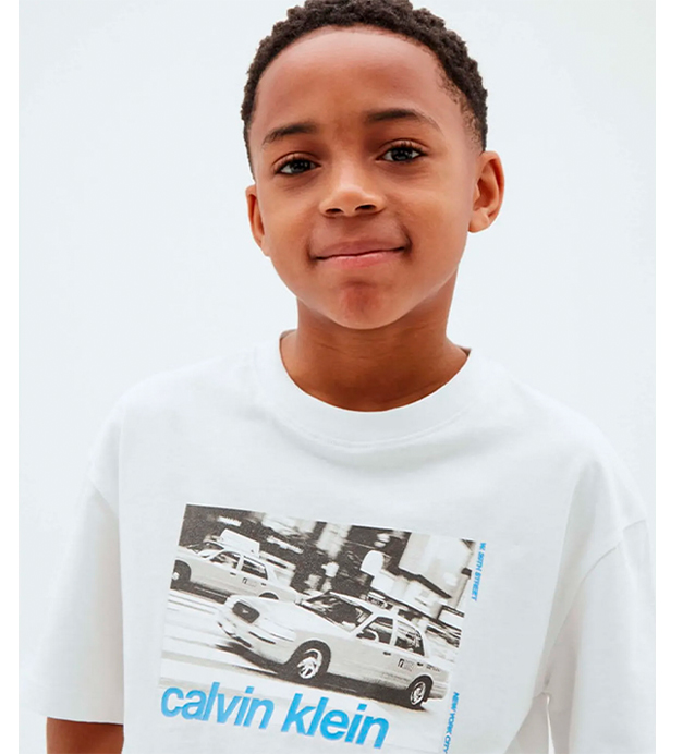 Playera Calvin Klein Photoprint con Estampado Frontal Niño Blanco