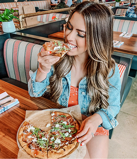 Influencer eating pizza