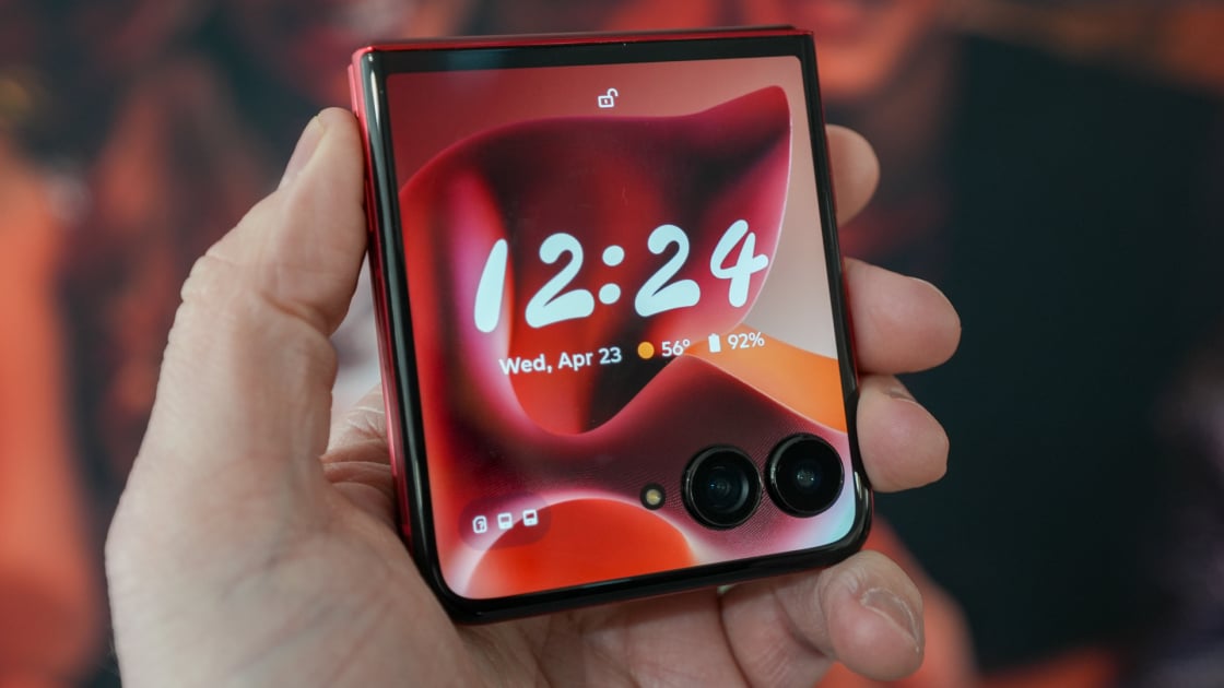 Motorola Razr Ultra Review: The Longest-Lasting Flip Phone