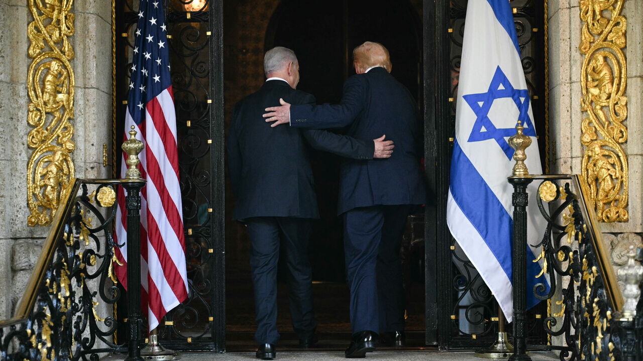 US President Donald Trump (R) and Israeli Prime Minister Benjamin Netanyahu (L) walk inside after Netanyahu arrived at Trump's Mar-a-Lago residence in Palm Beach, Florida.