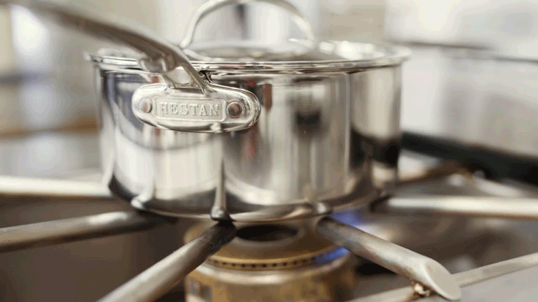 GIF: Hestan pan in lit stove