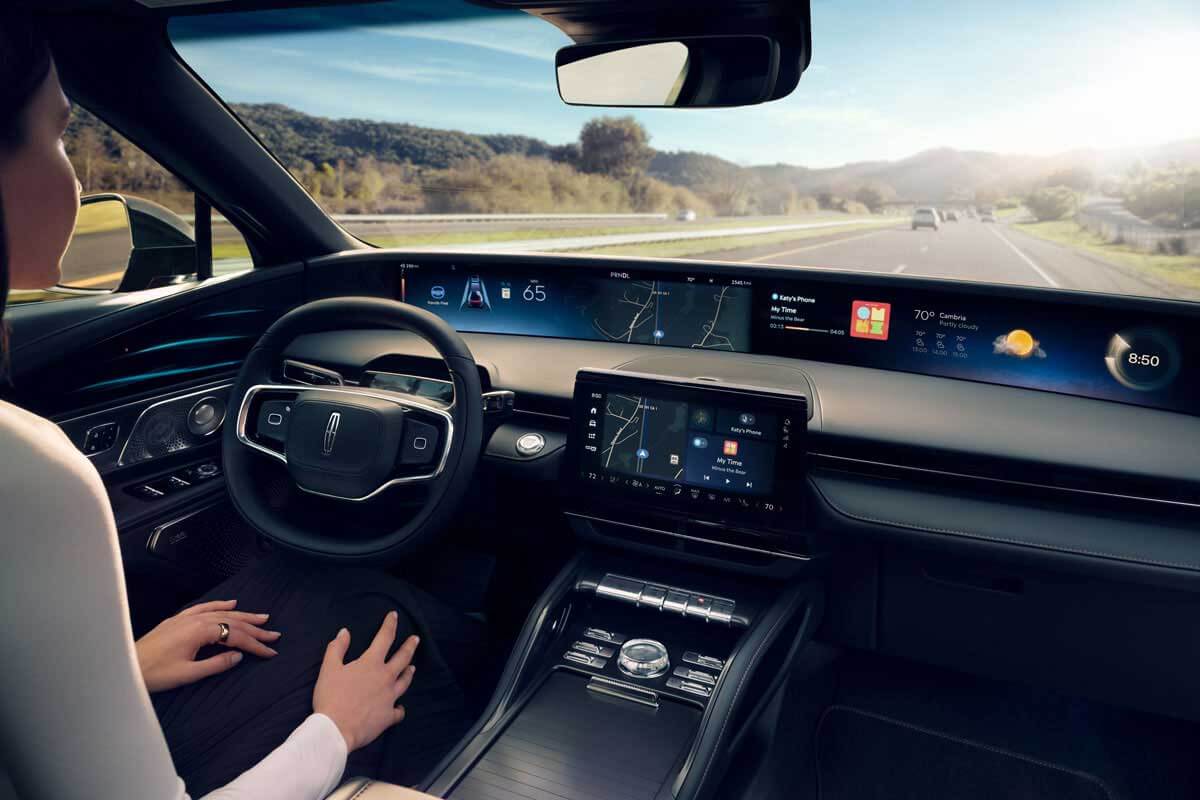 A woman operates a Lincoln Nautilus&reg; SUV hands‑free on a divided highway with her eyes on the road using Lincoln BlueCruise.