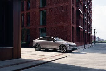 Volvo ES90 running footage