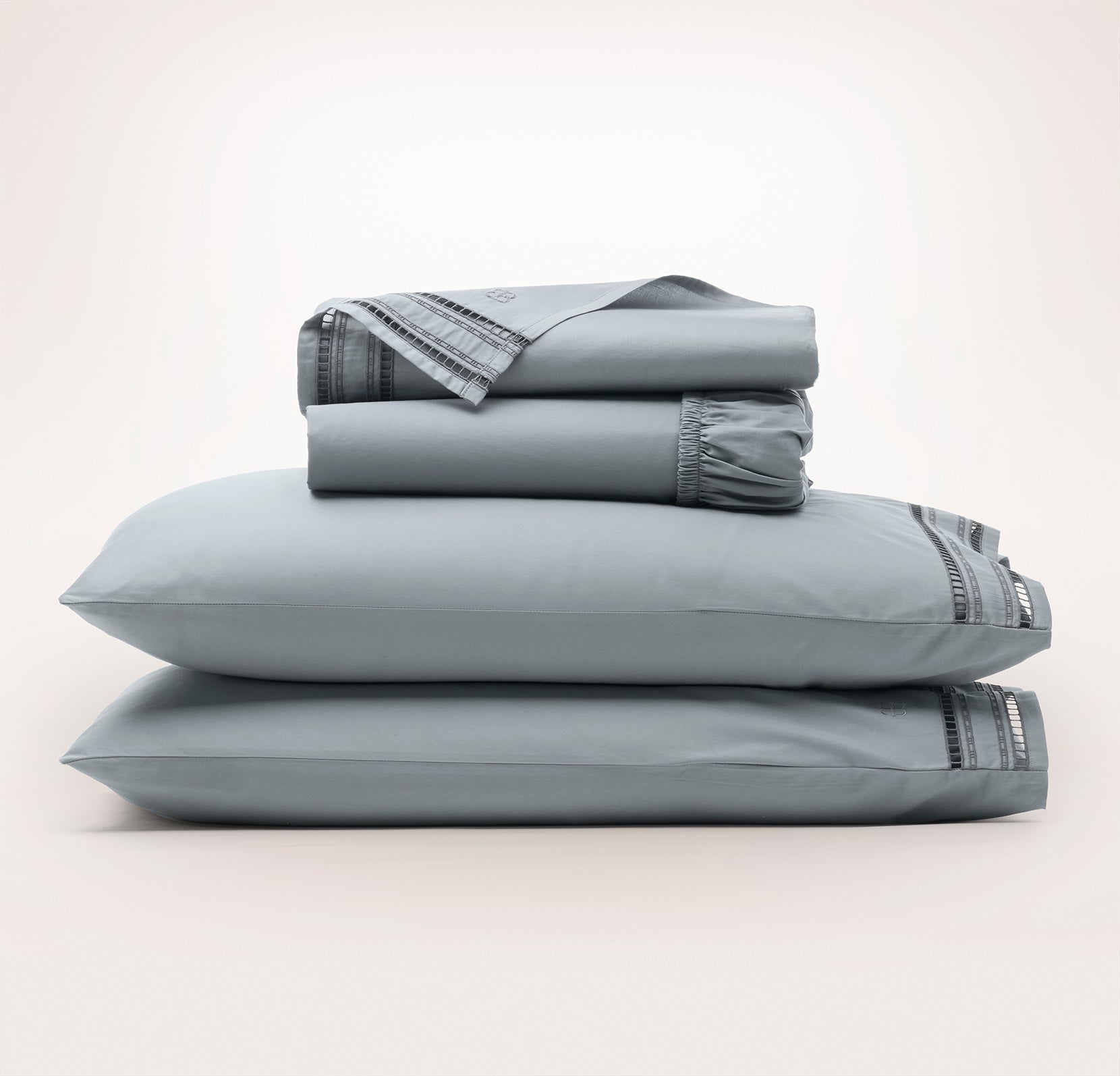 Signature Hemmed Duvet Set in White/Holly Piped Edge