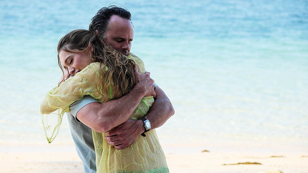 Walton Goggins and Aimee Lou Wood in The White Lotus Season 3