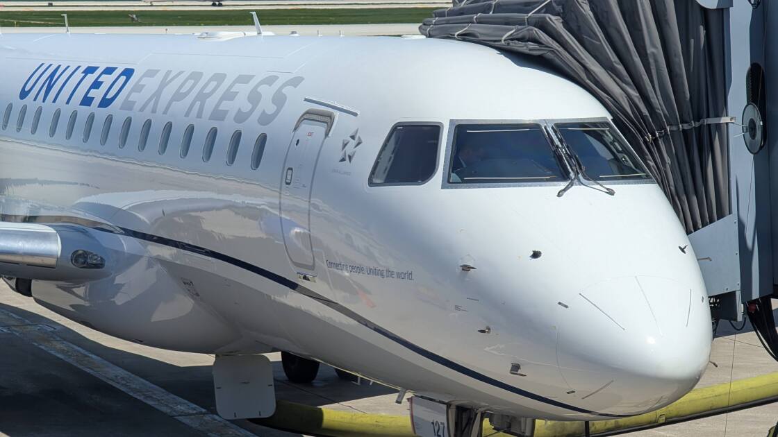 I Tested Starlink on a United Airlines Flight: It's Fast and Steady Once You Get Past the Ads