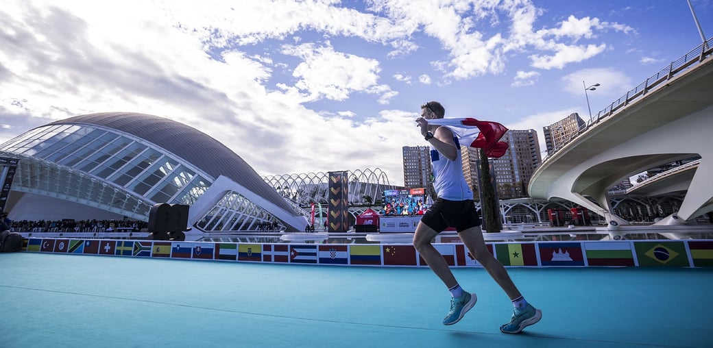 A male runner, running past the Ciudad de las Artes y las Ciencias at Valencia Marathon.