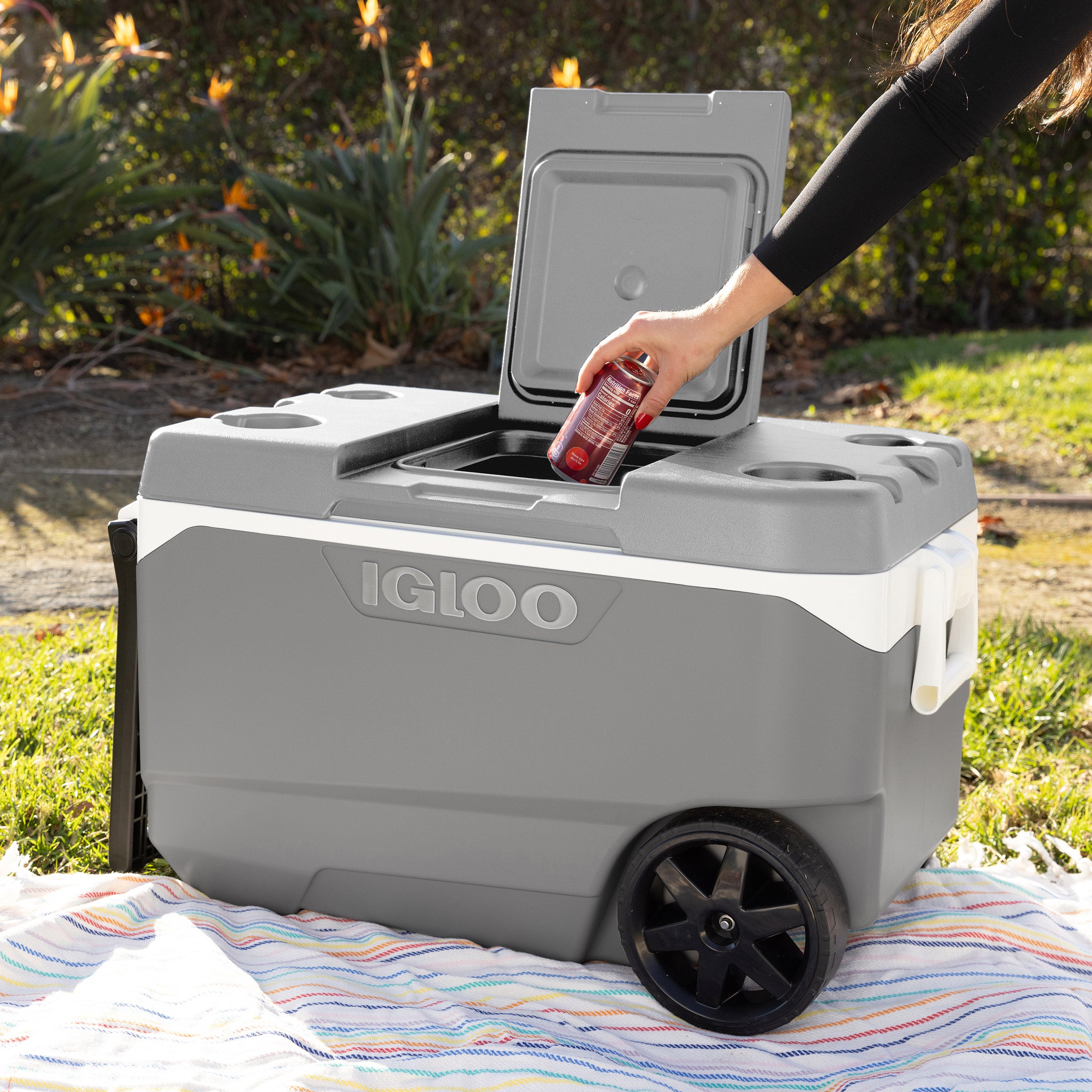 Igloo MaxCold Latitude 90-Quart Roller Cooler