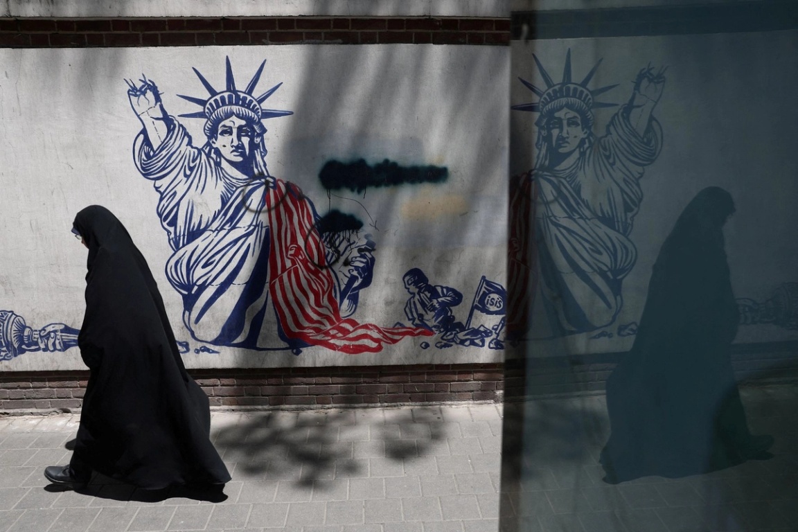 Anti-US propaganda in Tehran. 