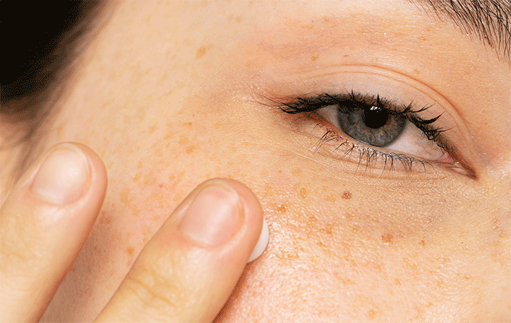 model applying so jelly under eyes