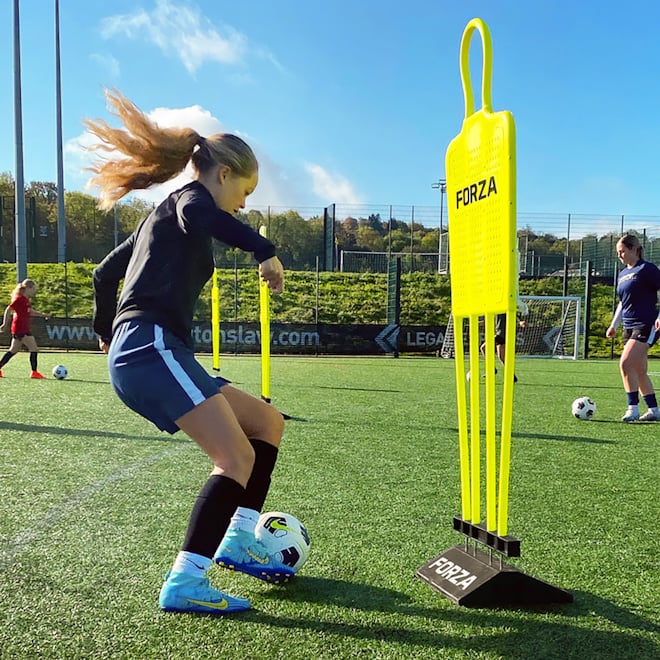 Player training with the FORZA free kick mannequins.