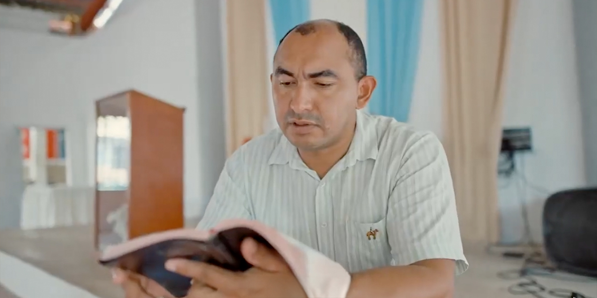 Pastor Deivis reads from the bible