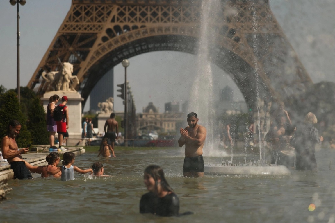 Parisians bathe in the Trocadero fountain