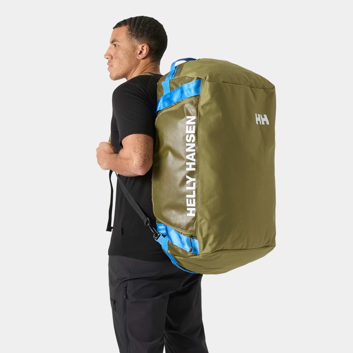 Man carrying the Guide Duffel Bag 90L