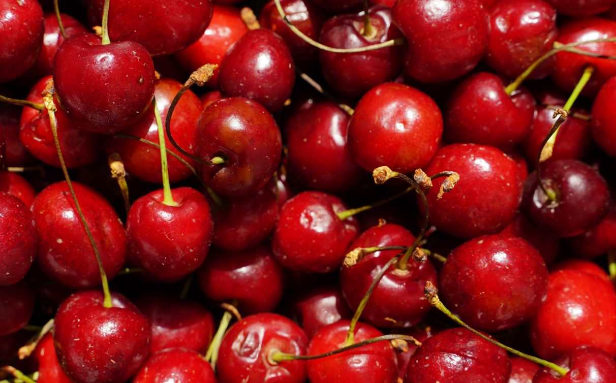 A pile of cherries