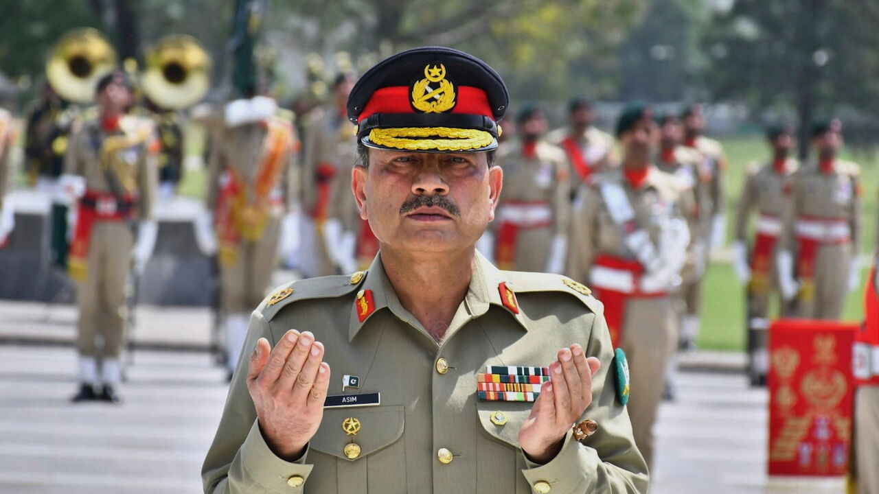  Field General Asim Munir prays after laying a wreath at the Martyrs' Memorial during a guard of honor ceremony at the Army Headquarters in Rawalpindi, Pakistan